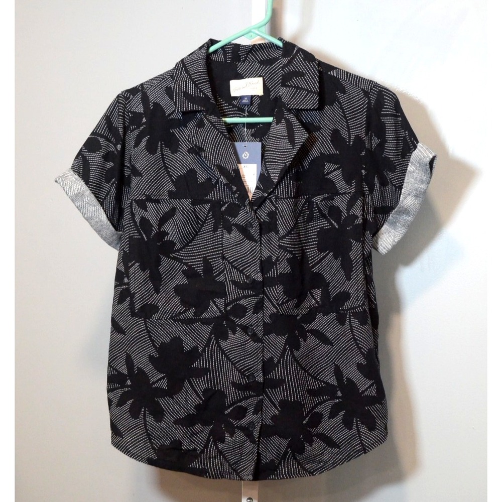 NWT Universal Thread Women's Size XS Black w/White Tropical Print Rolled Sleeve